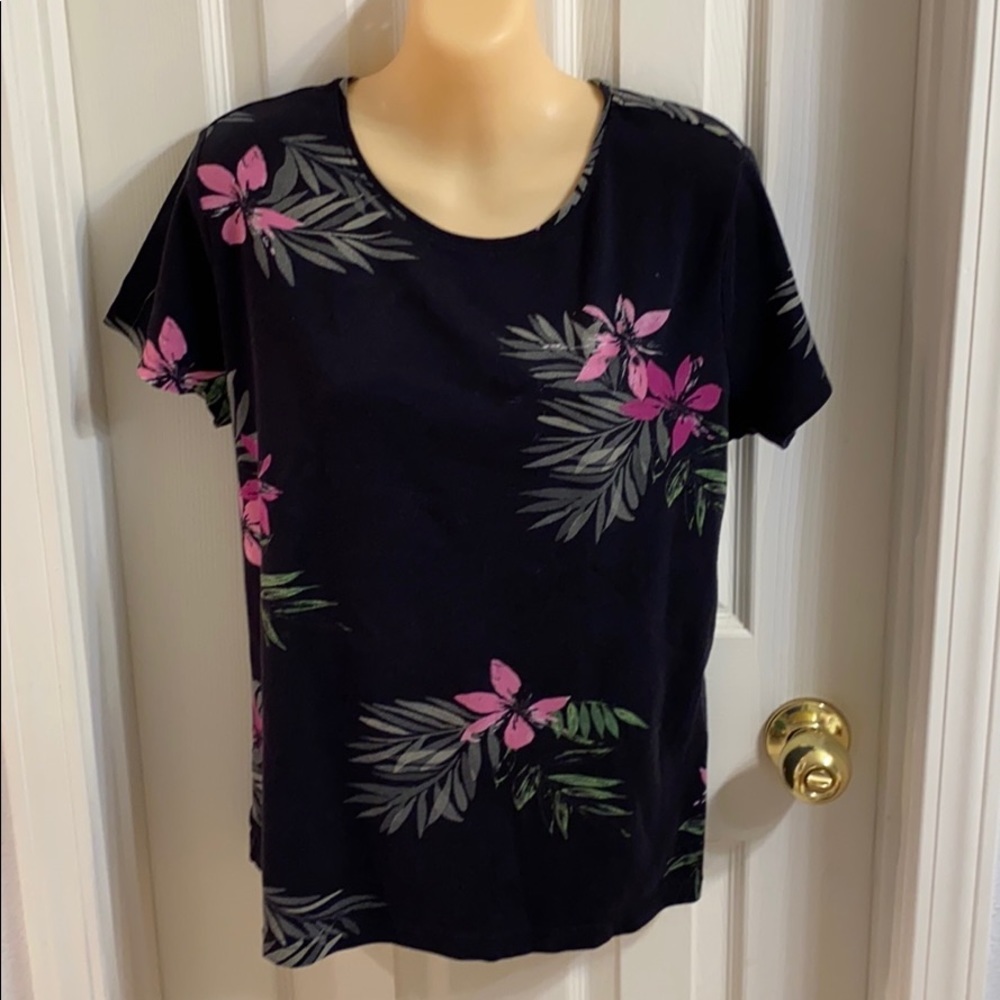 Croft & Barrow classic tee black w/foliage& flower